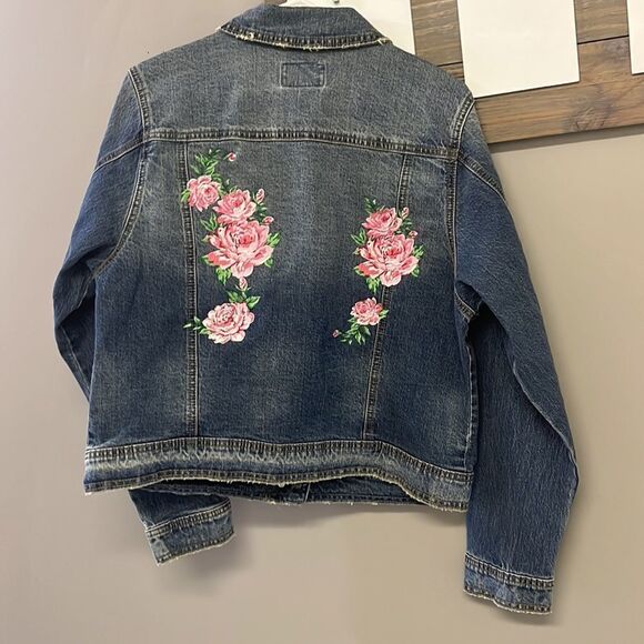 NWT-Universal Thread Homemade Floral Embroidered Medium Wash Jean Jacket- Medium - Picture 9 of 13